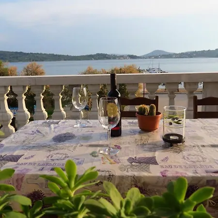Skroza Apartment *